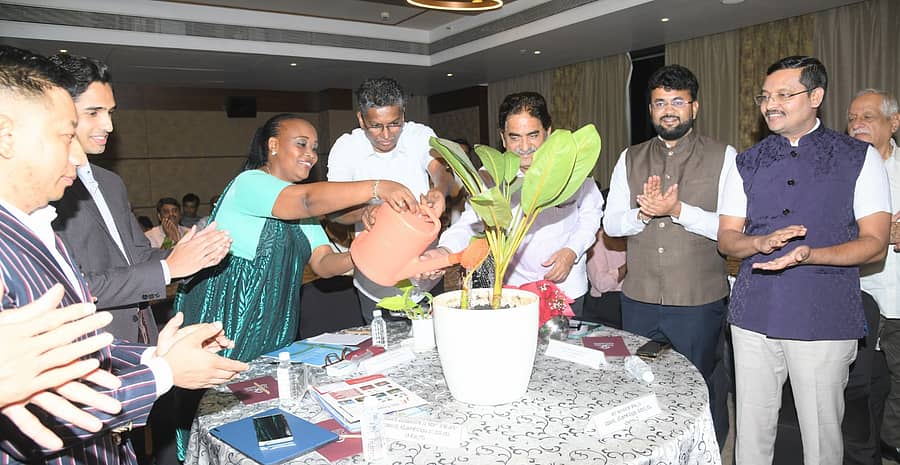 <div class="paragraphs"><p>ಬೆಳಗಾವಿಯಲ್ಲಿ ಭಾನುವಾರ ನಡೆದ ಸ್ಥಳೀಯ ಉದ್ಯಮಿಗಳು ಹಾಗೂ ಬಂಡವಾಳ ಹೂಡಿಕೆದಾರರ ಸಭೆಗೆ ಸಚಿವ ಸತೀಶ ಜಾರಕಿಹೊಳಿ ಹಾಗೂ ಜಾಕ್ವೆಲಿನ್ ಮುಕಂಜಿರಾ&nbsp;ಚಾಲನೆ&nbsp;ನೀಡಿದರು</p><p></p></div>